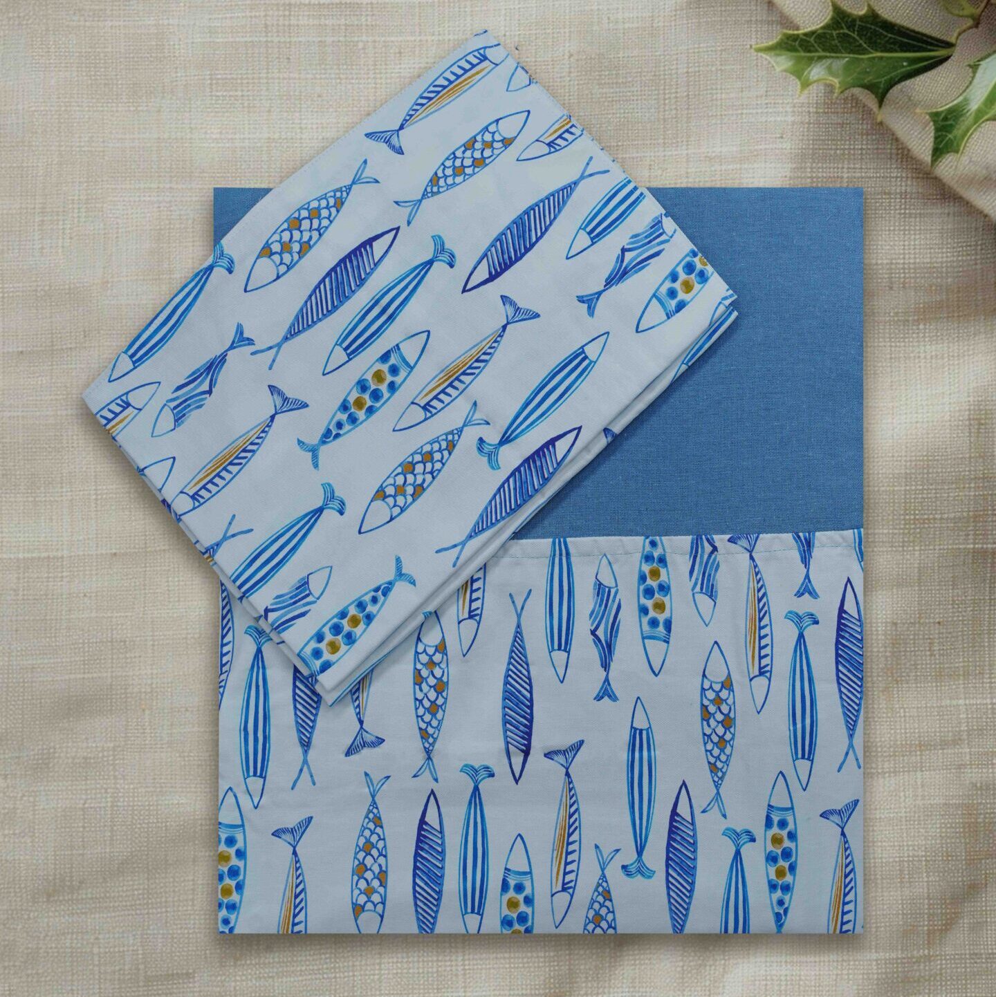 Thick 100 percent cotton queen size border bedsheet with 2 pillow covers