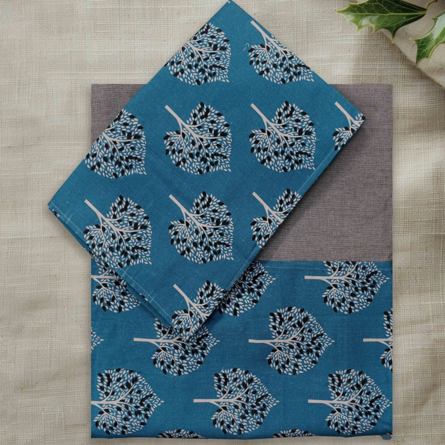 Queen size thick cotton bedsheet border design with pillow covers