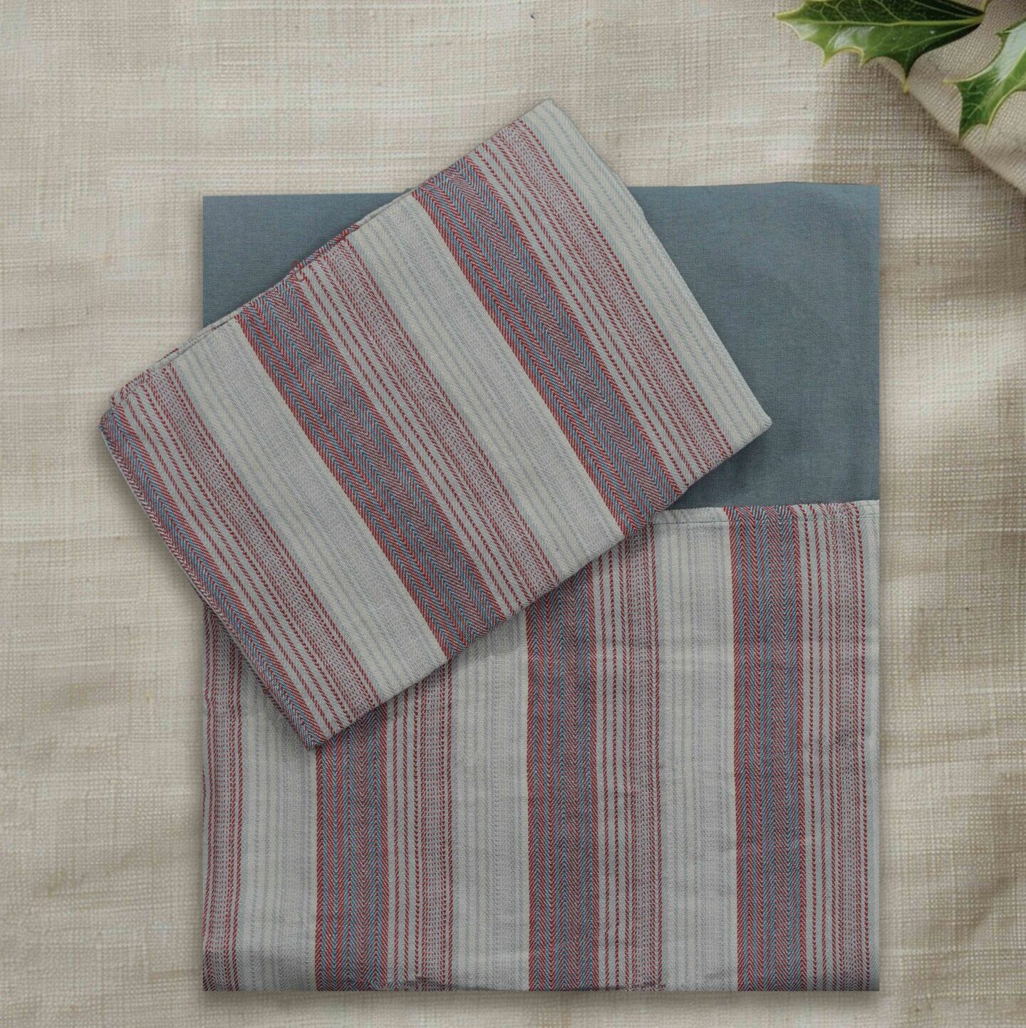 Queen size thick cotton bedsheet border design with pillow covers